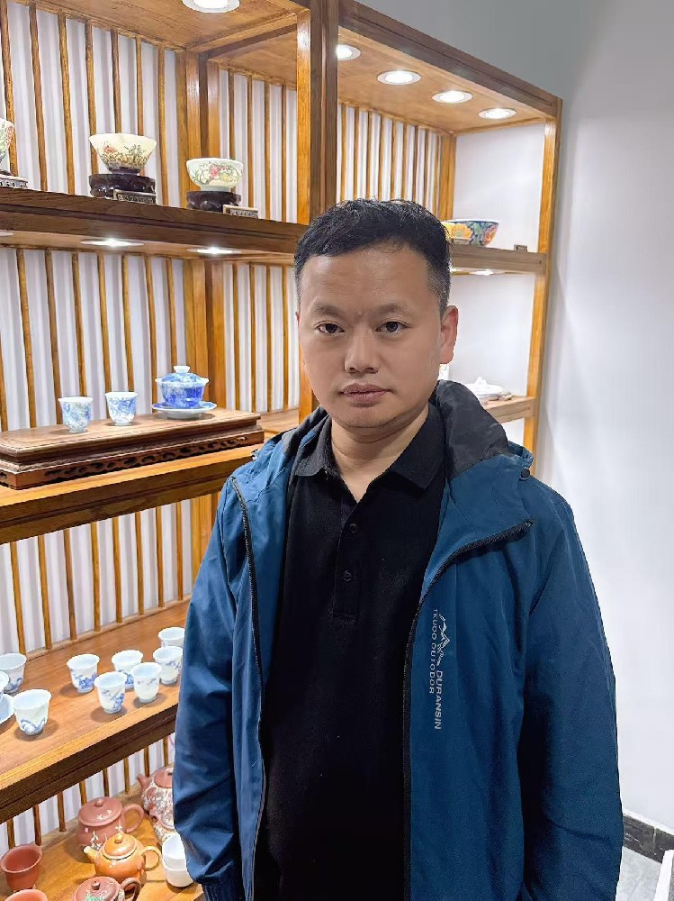 劉清華（國(guó)瓷紅葉畫(huà)院副秘書(shū)長(zhǎng)）